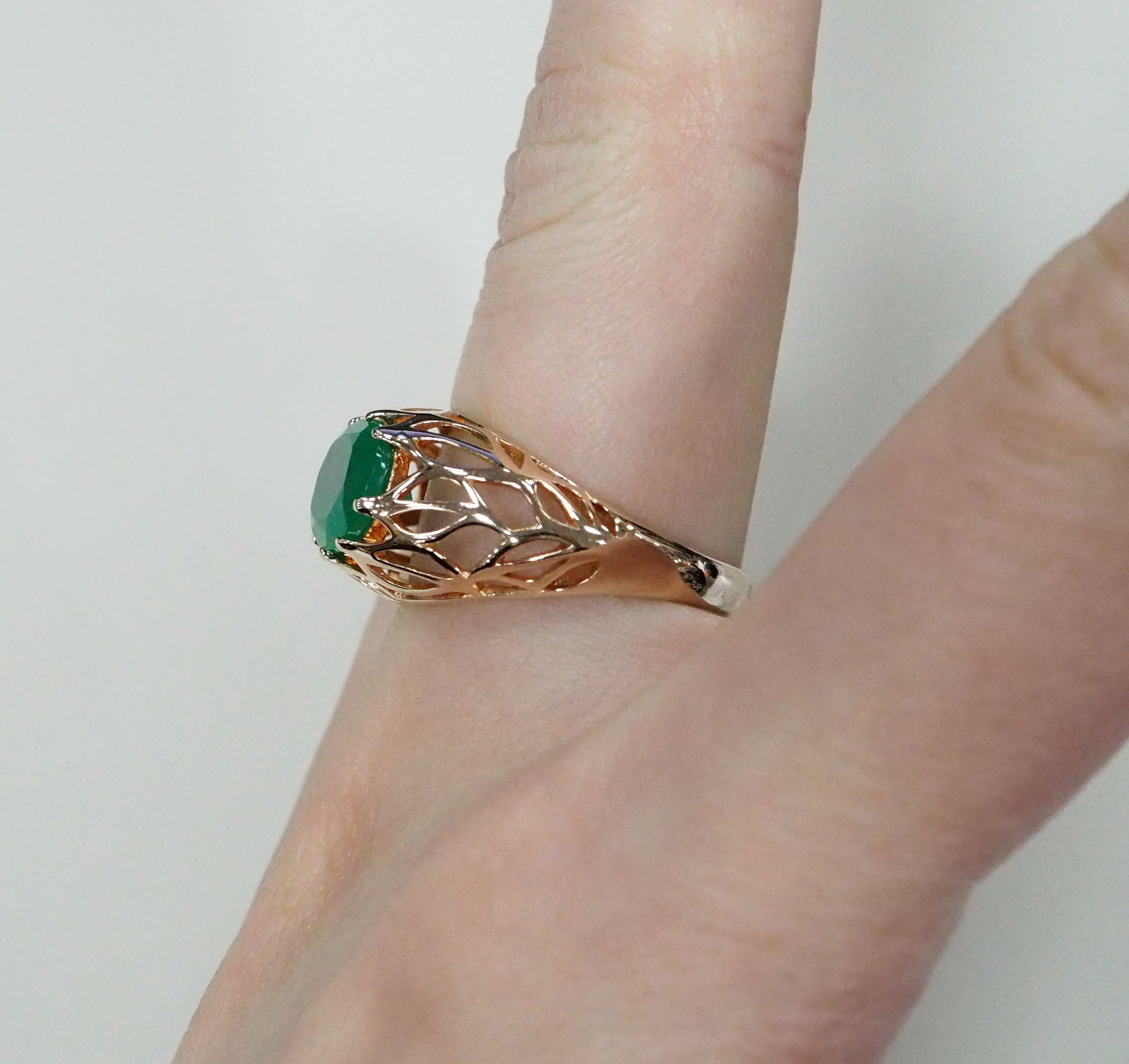 Серебряное кольцо 925 пробы; вставки 1 Агат зеленый нат.;
